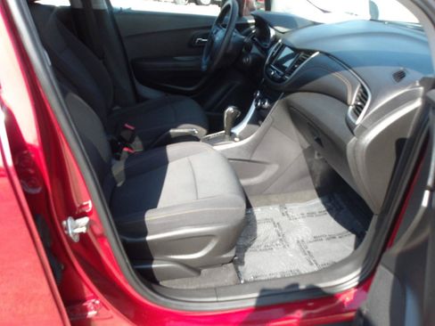 Used 2019 Chevrolet Trax LT w/ LPO, Protection Package FWD image 10