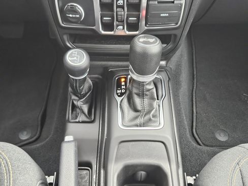 Used 2025 Jeep Wrangler Unlimited Sahara AWD/4WD image 13