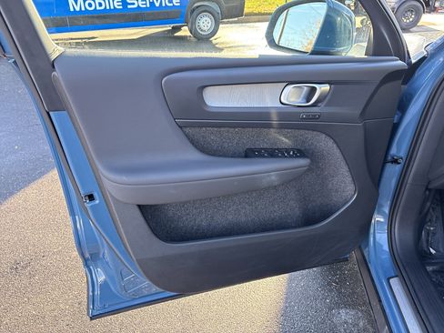 Used 2025 Volvo XC40 B5 Core image 15