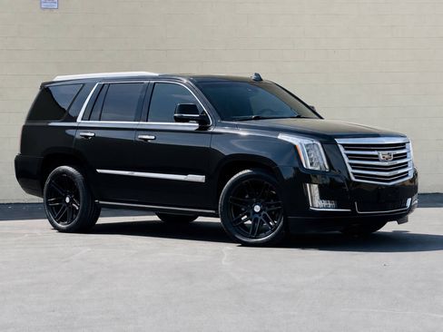 Used 2015 Cadillac Escalade Platinum AWD/4WD image 2
