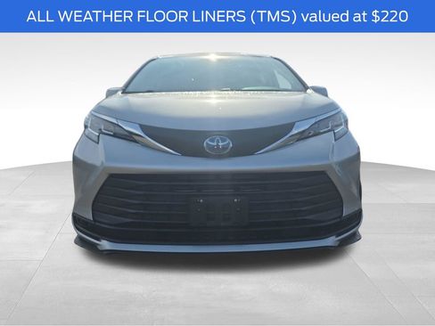 Used 2021 Toyota Sienna LE image 3
