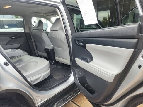Used 2022 Toyota Highlander XLE AWD/4WD image 24