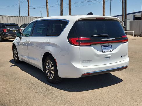 Used 2024 Chrysler Pacifica Limited FWD image 3