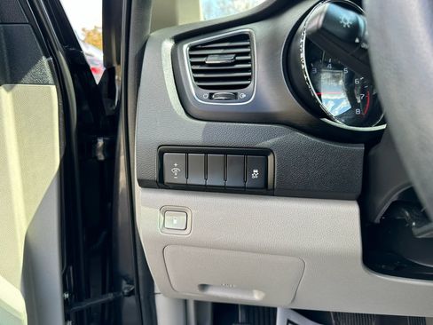 Used 2019 Kia Sedona LX image 24