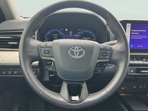 Used 2025 Toyota Camry XLE FWD image 10