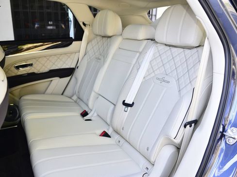 Used 2021 Bentley Bentayga AWD/4WD image 18