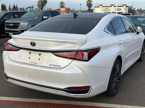 Used 2020 Lexus ES 300h w/ Premium Package image 2