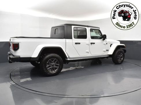New 2025 Jeep Gladiator Sport image 3