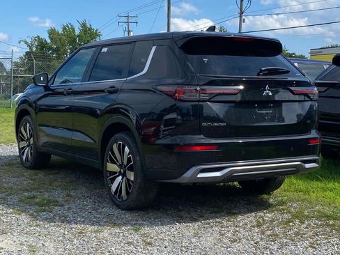 New 2025 Mitsubishi Outlander SE image 3