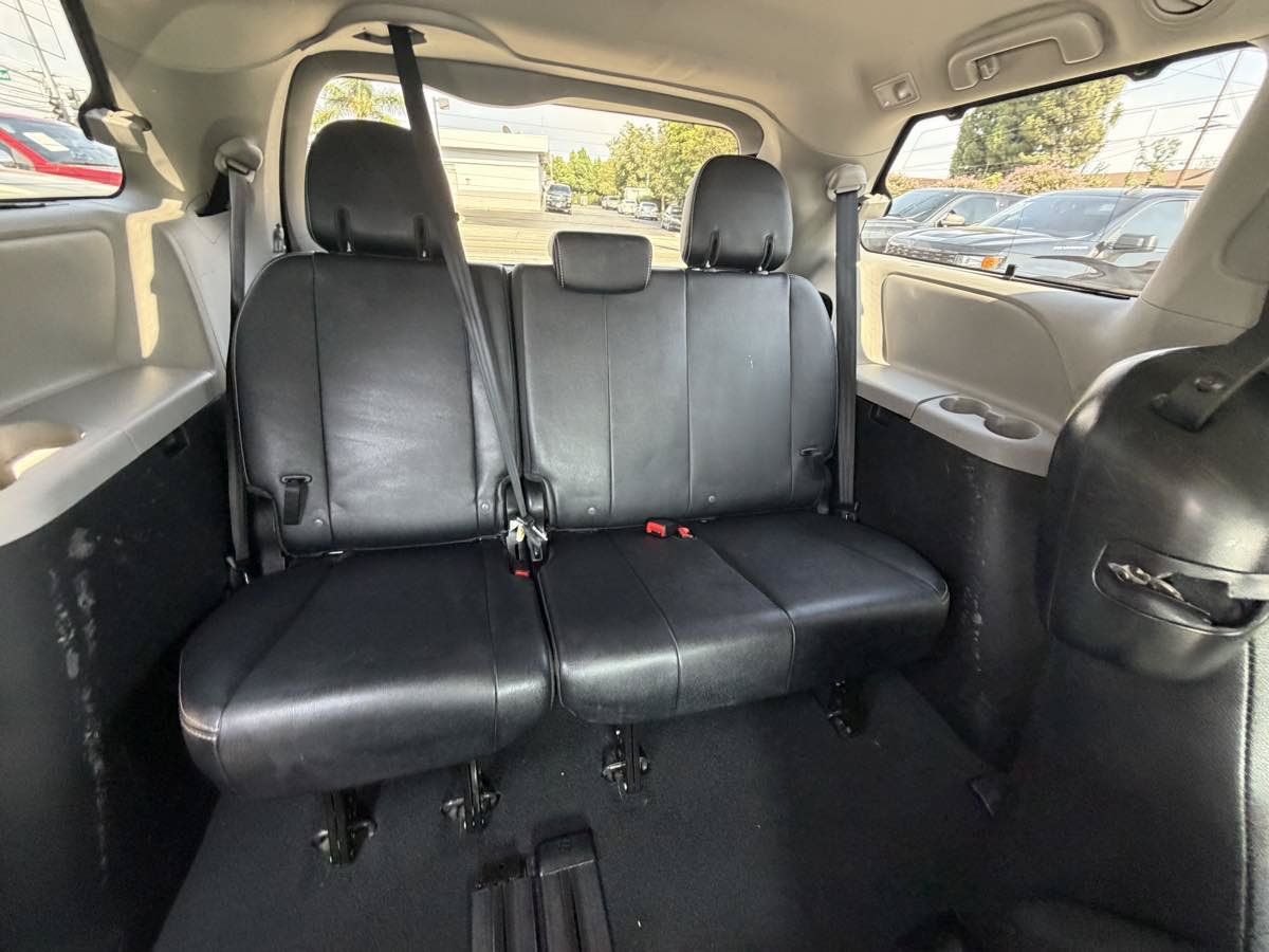 Used 2019 Toyota Sienna SE w/ Carpet Mat Package FWD image 30