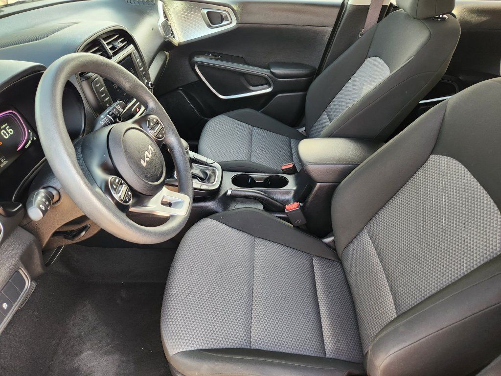 Used 2025 Kia Soul LX w/ LX Technology Package FWD image 17