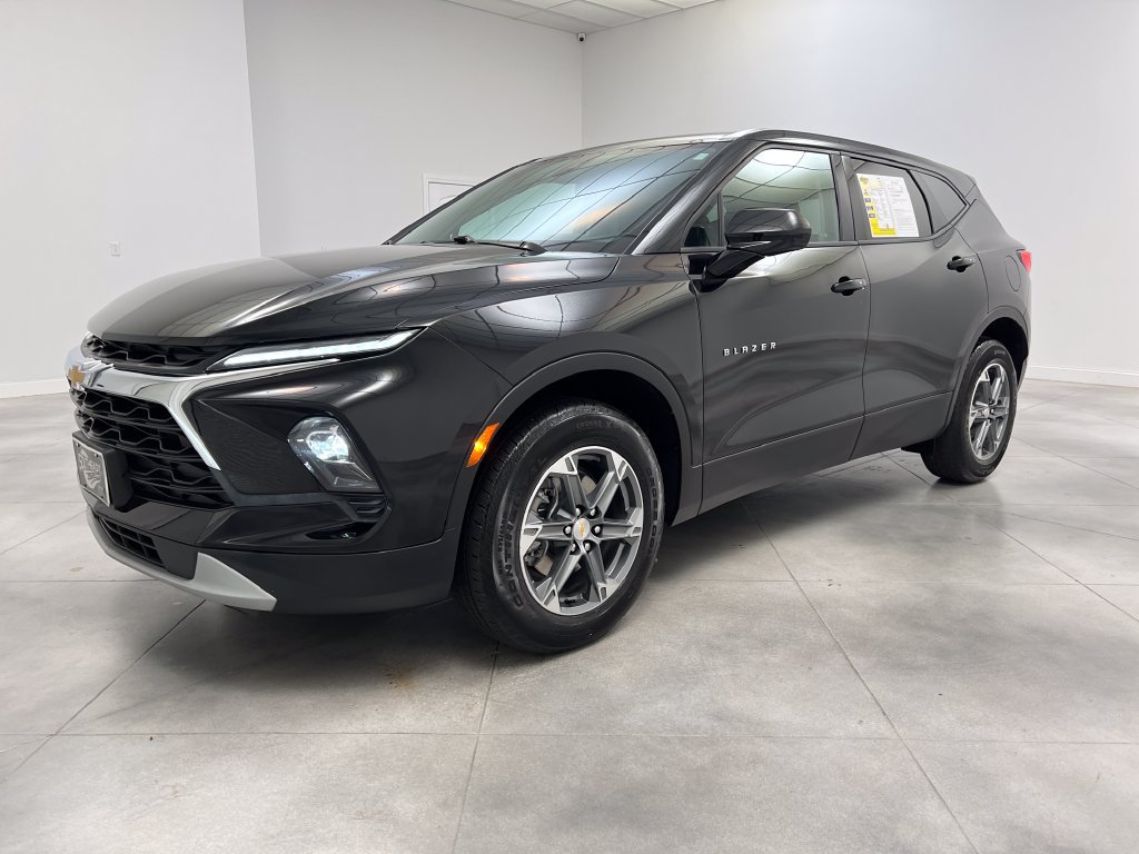 Used 2025 Chevrolet Blazer LT FWD image 4