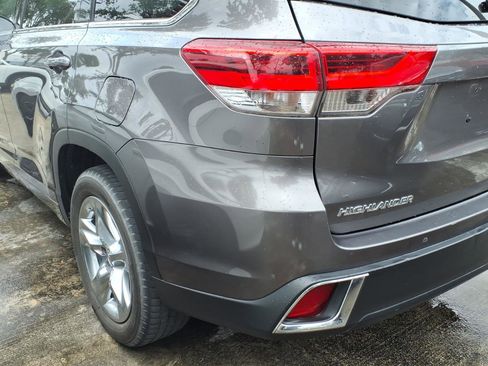 Used 2017 Toyota Highlander Limited image 11