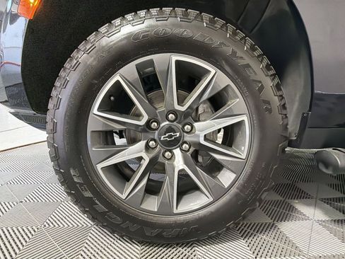 Used 2024 Chevrolet Suburban Z71 w/ Luxury Package image 12