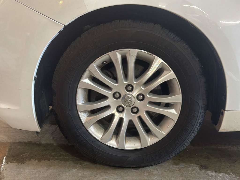 Used 2014 Toyota Sienna XLE w/ Entertainment Package FWD image 18