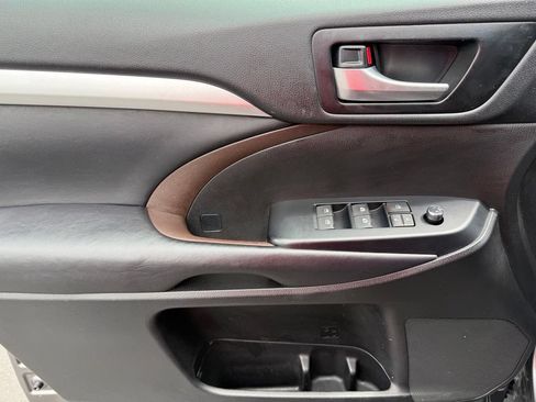Used 2019 Toyota Highlander XLE AWD/4WD image 15