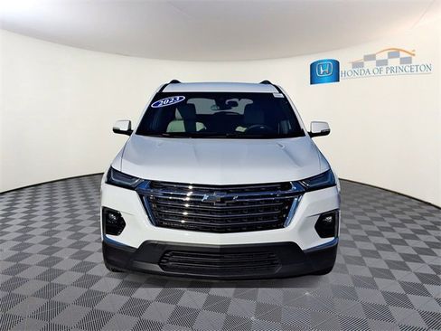 Used 2023 Chevrolet Traverse LT image 2