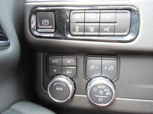 Used 2025 GMC Yukon Denali AWD/4WD image 21