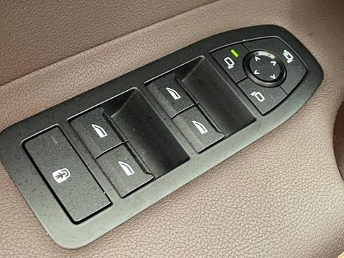 Used 2022 BMW iX xDrive50 w/ Sport Package AWD/4WD image 16