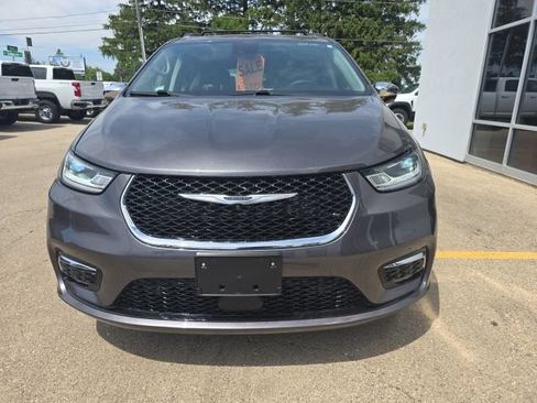 Used 2023 Chrysler Pacifica Limited w/ Uconnect Theater Family Group AWD/4WD image 12