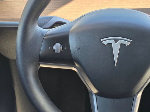 Used 2022 Tesla Model Y Long Range image 10