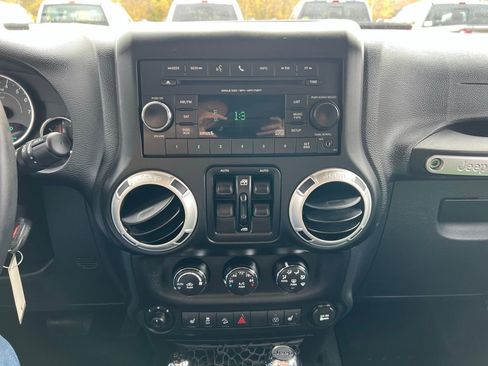 Used 2015 Jeep Wrangler Unlimited Sahara w/ Connectivity Group image 25