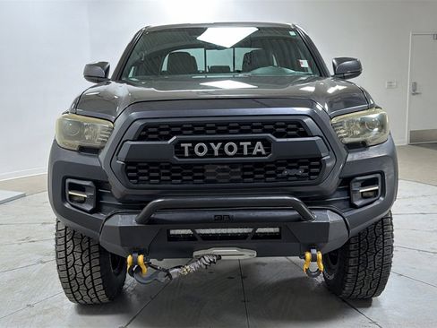 Used 2018 Toyota Tacoma TRD Off-Road image 2