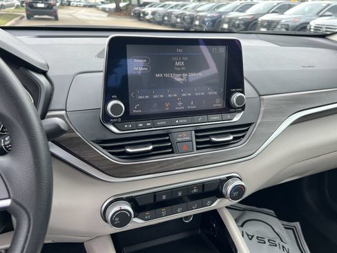 Used 2024 Nissan Altima 2.5 SV FWD image 14