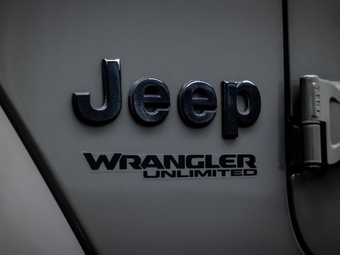 Used 2019 Jeep Wrangler Unlimited Sahara image 16