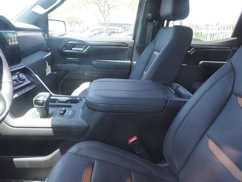 Used 2024 GMC Sierra 1500 AT4 w/ Technology Package AWD/4WD image 10
