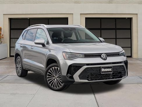 Used 2025 Volkswagen Taos SE w/ Panoramic Sunroof Package FWD image 32