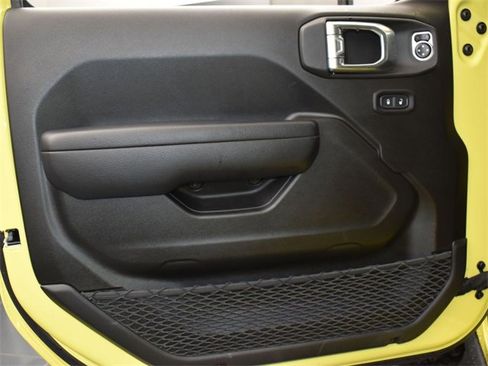 Used 2024 Jeep Gladiator Mojave w/ Technology Group image 16