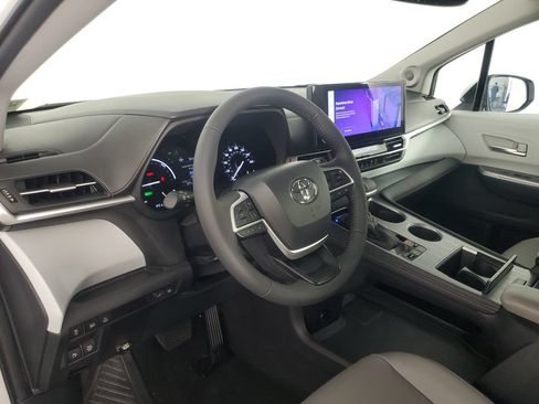 Used 2025 Toyota Sienna XLE w/ XLE Plus Package FWD image 11