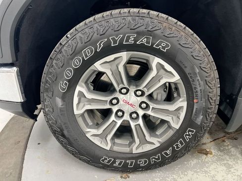 Used 2025 GMC Sierra 1500 SLE image 27