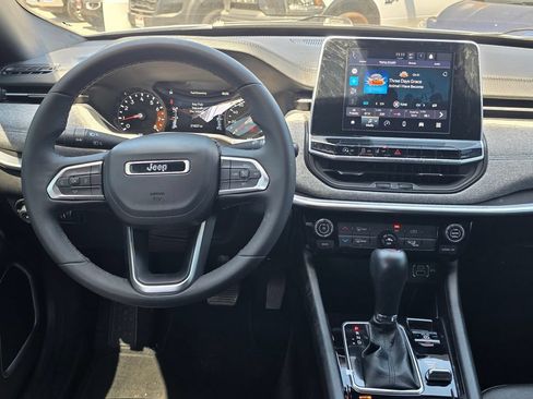 Used 2025 Jeep Compass Latitude AWD/4WD image 18