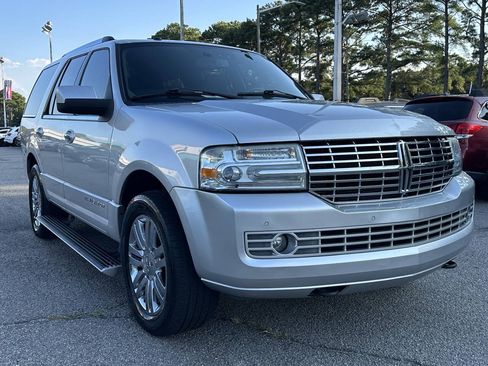 Used 2010 Lincoln Navigator 4WD image 3