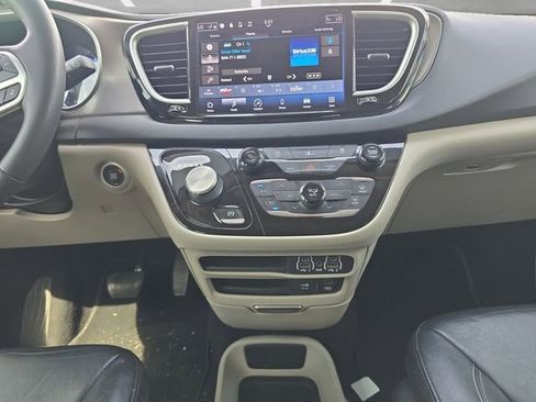 Used 2022 Chrysler Pacifica Touring-L FWD image 3