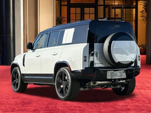 New 2026 Land Rover Defender 110 X-Dynamic SE image 4