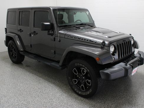 Used 2017 Jeep Wrangler Unlimited Sahara AWD/4WD image 4