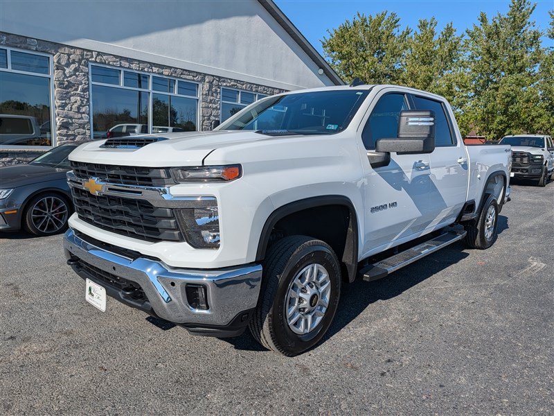 Used 2025 Chevrolet Silverado 2500 LT w/ Convenience Package AWD/4WD image 2