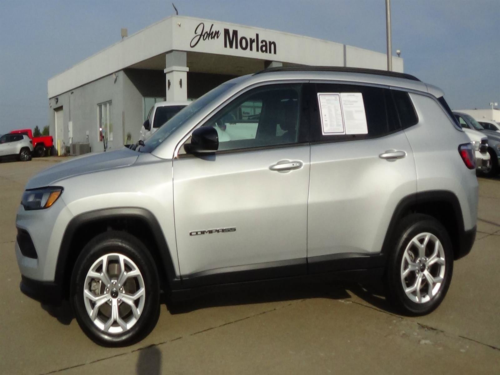 Certified 2025 Jeep Compass Latitude AWD/4WD image 1