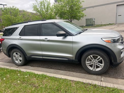 Used 2022 Ford Explorer XLT w/ Equipment Group 202A image 4