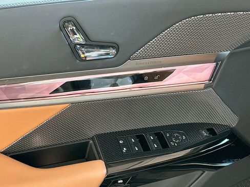 Certified 2024 BMW 740i w/ Premium Package 2 image 18