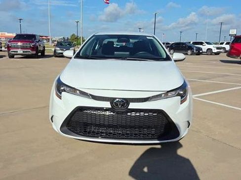 Used 2025 Toyota Corolla LE FWD image 3