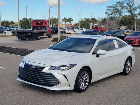 Used 2019 Toyota Avalon XLE w/ Moonroof Package image 2