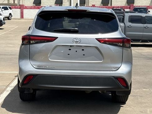 Used 2023 Toyota Highlander LE FWD image 5