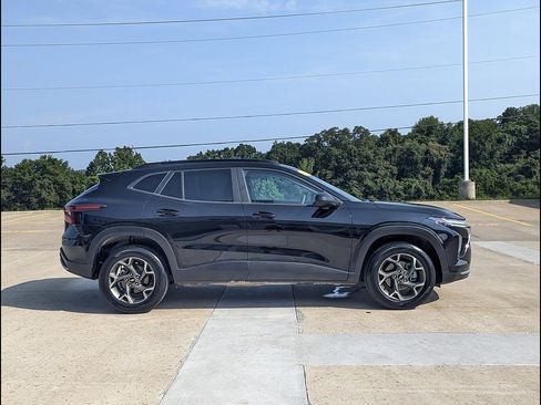 Used 2025 Chevrolet Trax LT FWD image 6
