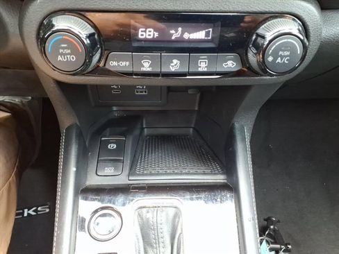 Used 2023 Nissan Kicks SR image 11