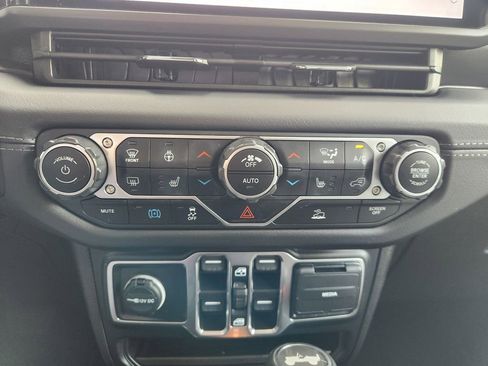 Used 2024 Jeep Wrangler Unlimited Sahara AWD/4WD image 18