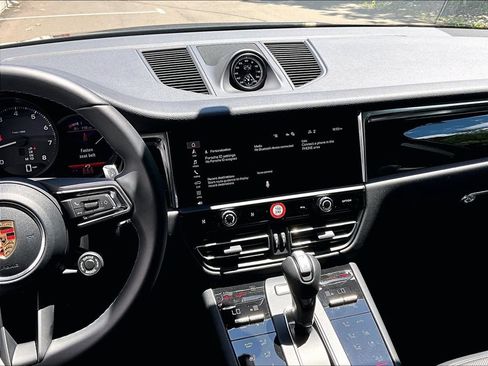 Certified 2026 Porsche Macan AWD/4WD image 10